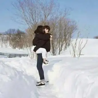 拥抱在一起的情侣头像两张