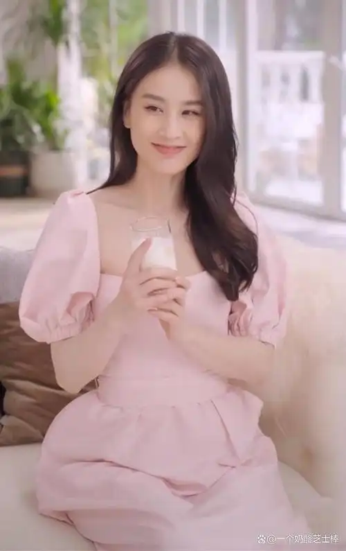 黄圣依真是不服老,奔4的年纪还穿这么亮的颜色,不过还挺迷人的