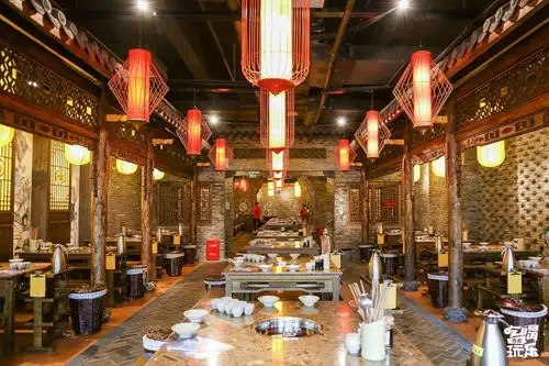 走进小龙坎,标志性的游龙浮雕映入眼帘.