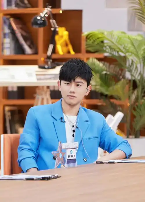 张杰蓝色西装侧颜照