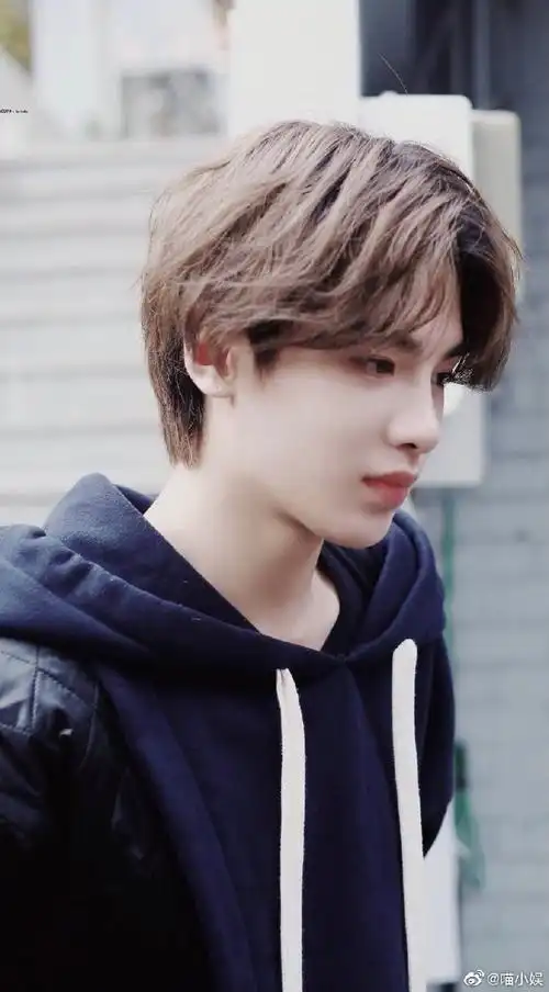 侧颜帅哥图鉴#感受一下黄明昊的完美侧颜 致命喉结鲨,双重性感完全