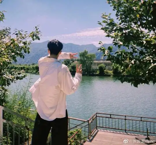 张云龙说不一样的比耶动作##张云龙晒比耶背影照