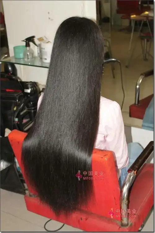 乌黑的长发,丰厚且均匀,一刀整齐的剪下将近70cm长发,高清d