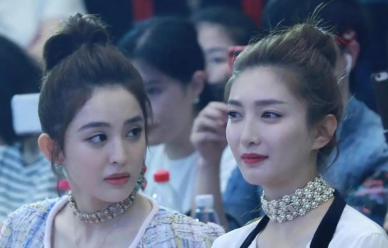 古力娜扎和江疏影在聊什么聊的这么开心,两个大美女同框真是太养眼了