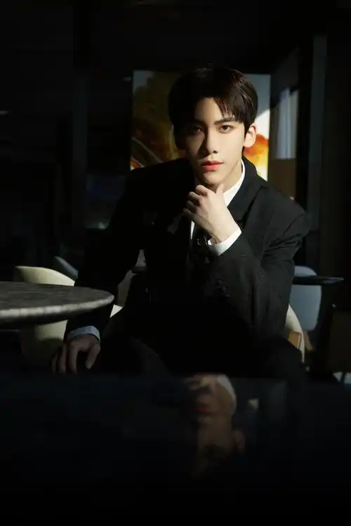 next超话·丁泽仁超话别致剪裁西装呈现多元层次感,大框架眼镜充满