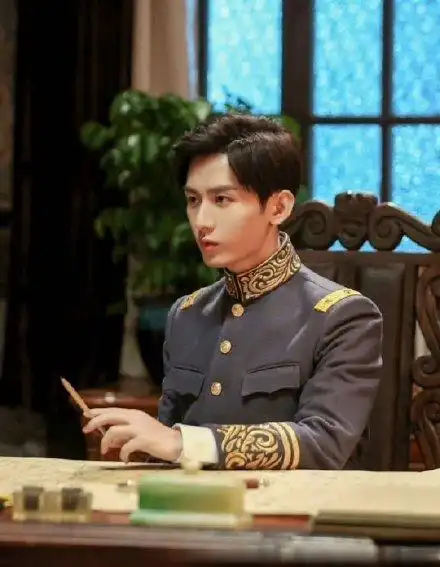 师长张不逊造型,从此以后,最适合军装的男演员,成毅榜上有名.