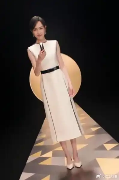 唐嫣亮片吊带黑裙##唐嫣模特步