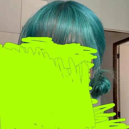 染了绿色的头发