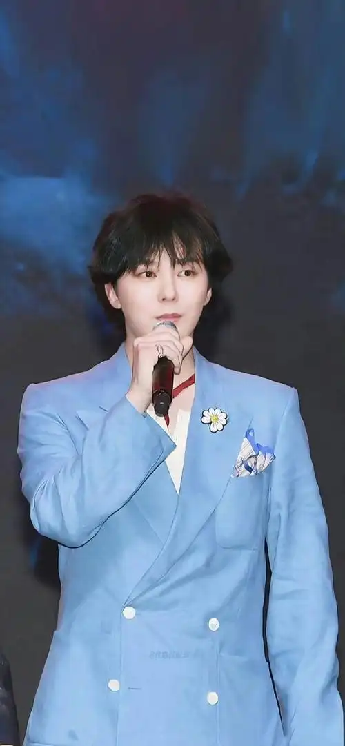 权志龙超话  身穿蓝色西装和红色鞋子亮相#kaist innovate korea 2024