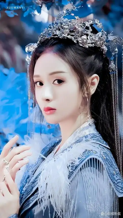 诃那怜惜地抚摸着洛宁的头,可这一幕却让阿浮有种