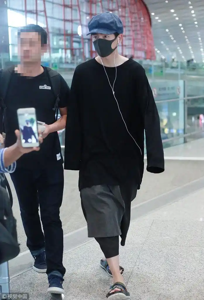 刘昊然机场踩拖鞋黑灰look超佛系 眼神放空全程沉默超安静