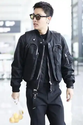 贾乃亮现身机场,毛寸发型配工装夹克有男人味,戴彩色墨镜显个性