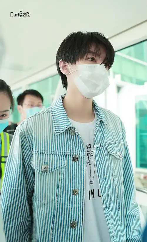 [娱乐新闻]王俊凯现身武汉机场 是交叉戴口罩的乖宝宝一枚