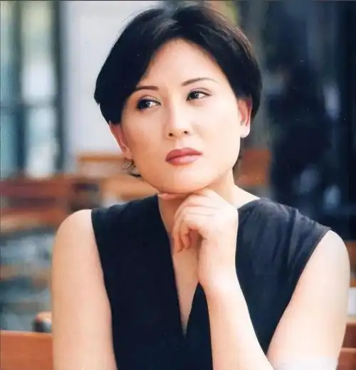 回顾越剧名家单仰萍:曾被剧团劝退,丈夫被判刑后她现状如何?