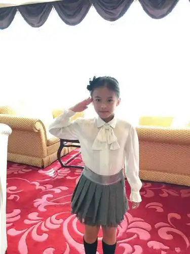 刘涛女儿王紫嫣穿着朴素,简单,十二岁的她已经和刘涛一样美丽大方