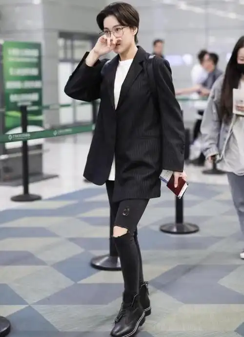 张馨予剪了短发穿起了西装比男的还帅方框眼镜酷感十足