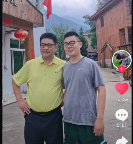 看上去非常可爱,看到这大家都感慨,如果郭威能够在自己的原生家庭中