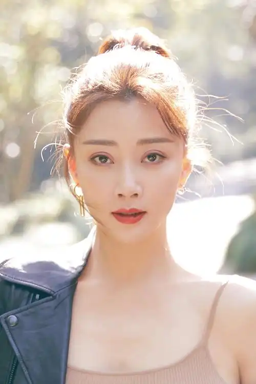 p>殷桃,1979年12月6日出生于重庆市,中国内地女演员,毕业于 a target