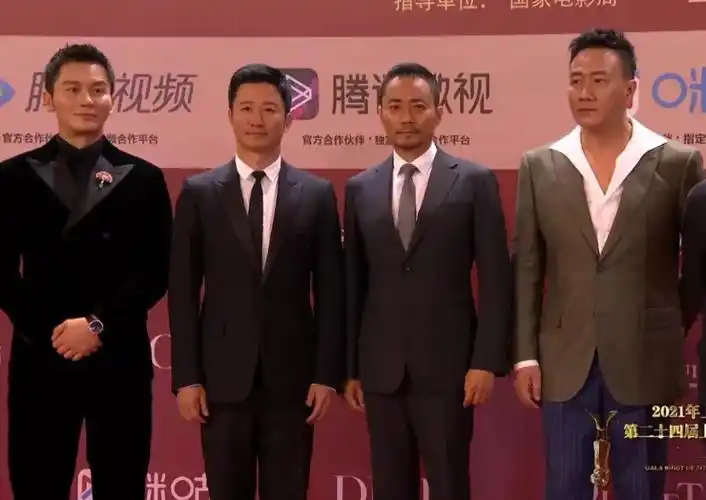 原创上海电影节开幕式:谢霆锋穿着普通难掩帅气,朱一