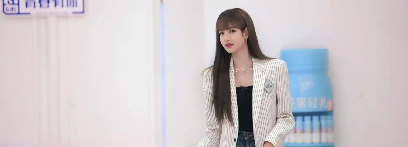 鞠婧祎,虞书欣撞上同款造型,都是94后,状态大不一样_蔡徐坤_lisa_节目