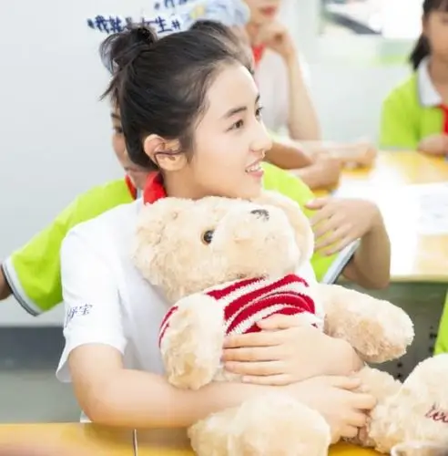 张子枫亮相乡村学校参加公益活动小学生坐姿抢镜不愧是乖乖女