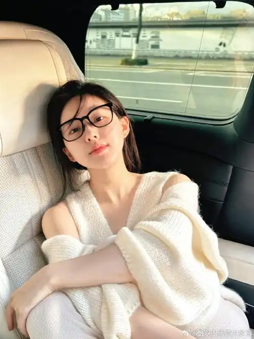 赵露思白色漏肩毛衣##赵露思晒车内素颜随拍