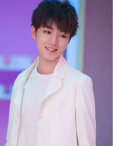 那个时候长相非常呆萌,因此收获了很多"姐姐粉",如今王俊凯已经出道