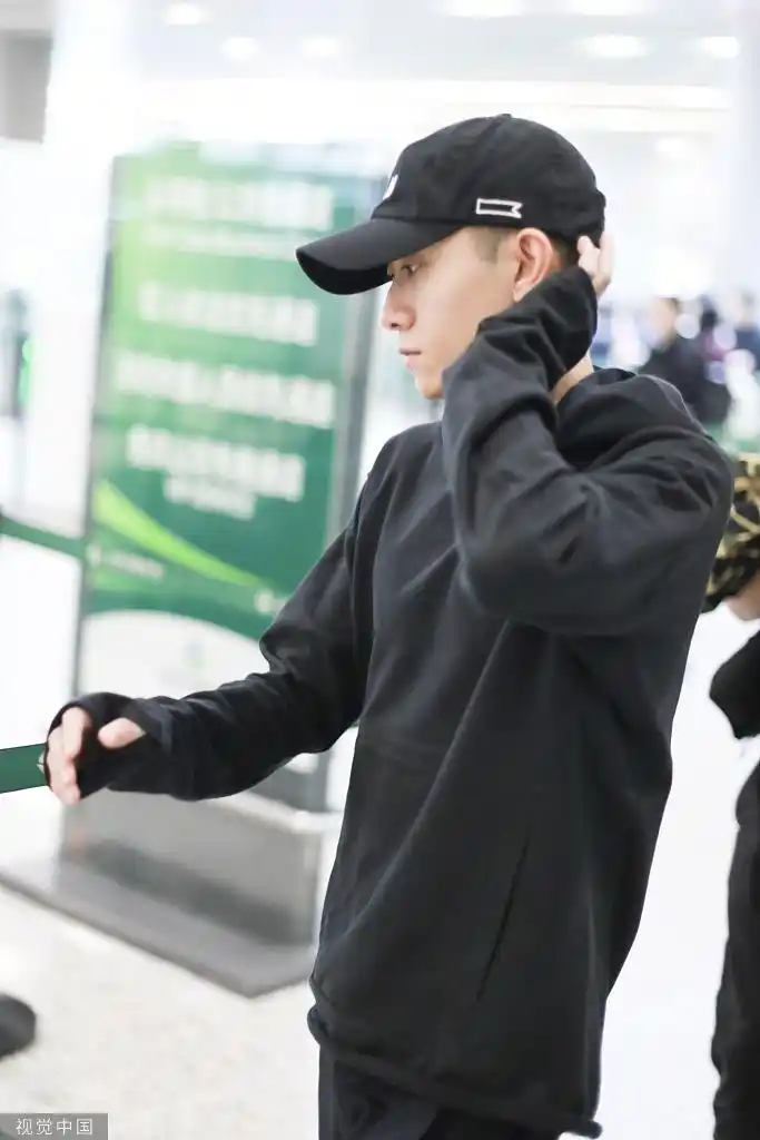 组图:张一山全黑装扮简约有形 带棒球帽低调脚步飞快