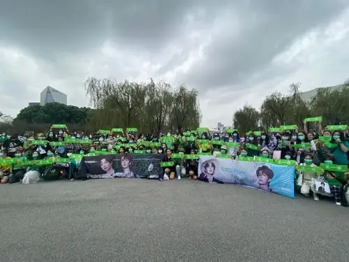 王一博后援会花墙应援翻车,被扒用去年的横幅,粉丝开撕嚷着要查账