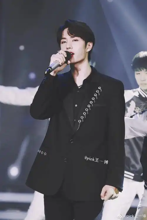 肖战,王一博再合体,活力工装少年遇上优雅西装绅士引迷妹尖叫