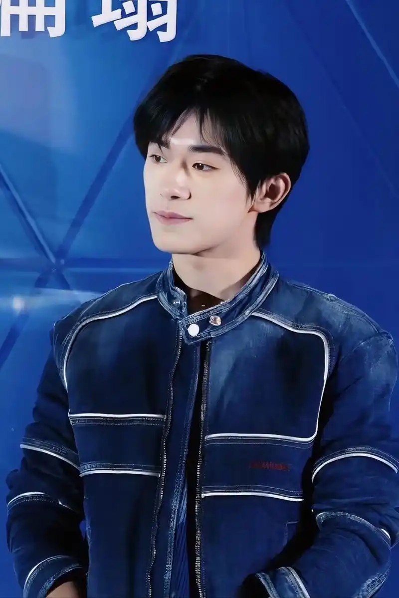 易烊千玺清扬品牌代言人 玺宝的生图太太太太太好绝了,笑容太 - 兑趑