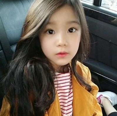 8岁女孩颜值逆天被称最美女童看到她妈的样子瞬间秒懂了