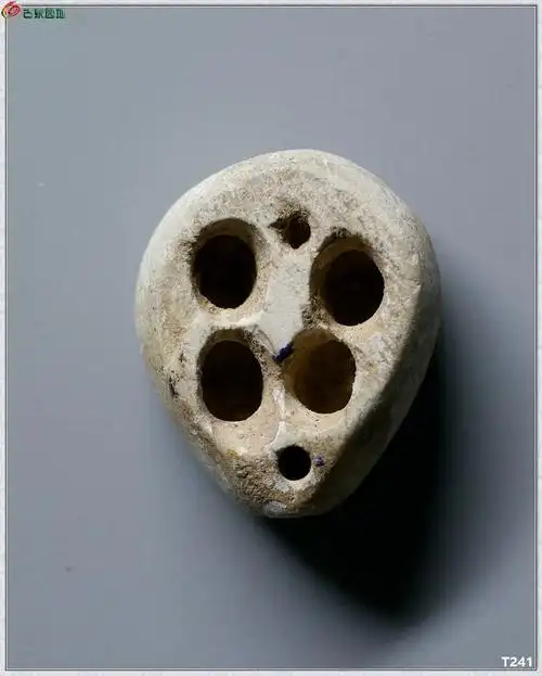 03夏家店下层文化遗物鸡骨白玉贝几枚