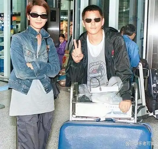 洪欣现身台球厅打球52岁生俩娃还有a4腰比一旁00后还美