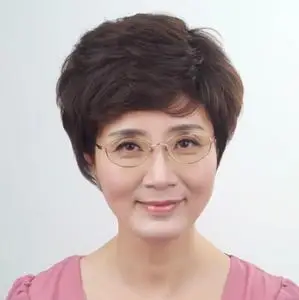 中年女士短发发型蓬松