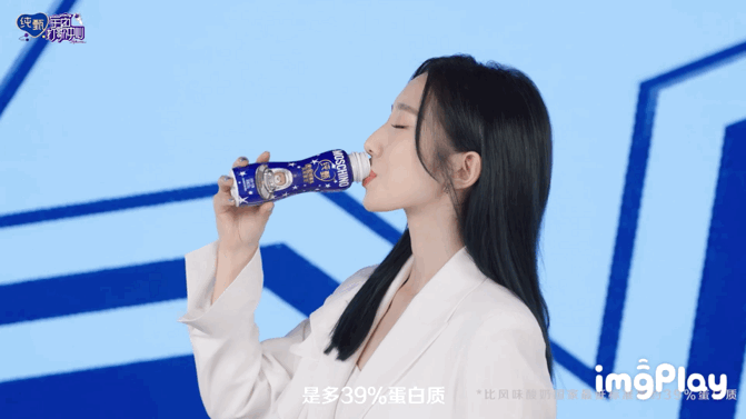 继拍广告黑脸之后,孟美岐代言酸奶,看表情就知道:这次更好喝