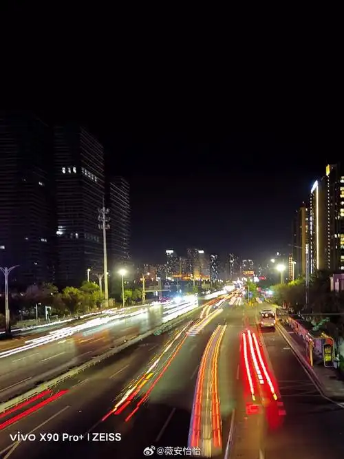 每当傍晚时分,天空中的云彩被染成了红色,橙色和紫色,像一幅美丽的
