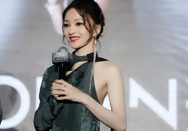 36岁张韶涵中国风长裙太美了,158cm身高照样逆袭优雅女神