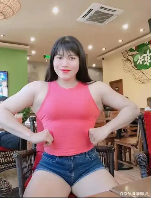 越南21岁女孩练出一身肌肉,比男人还强壮,母亲担心她嫁不出去