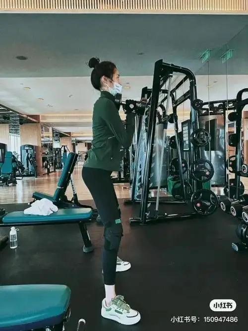 在身材管理上关晓彤遵循饮食锻炼两不误,酷爱减脂餐的她会在社交平台