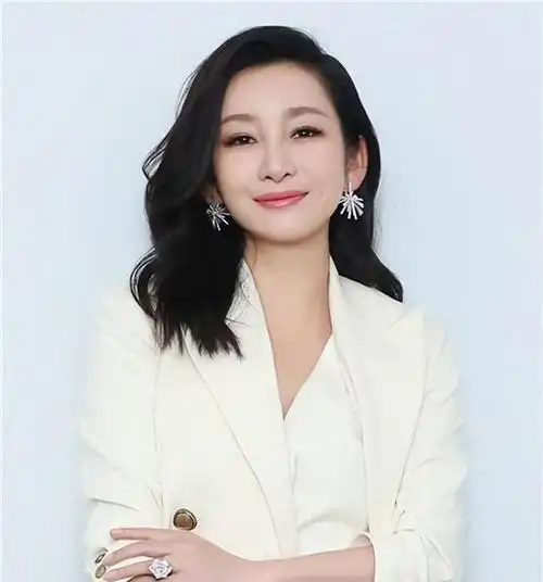 秦海璐,一个备受争议的娱乐圈明星,她的婚姻曾一度饱受外界指责,被批