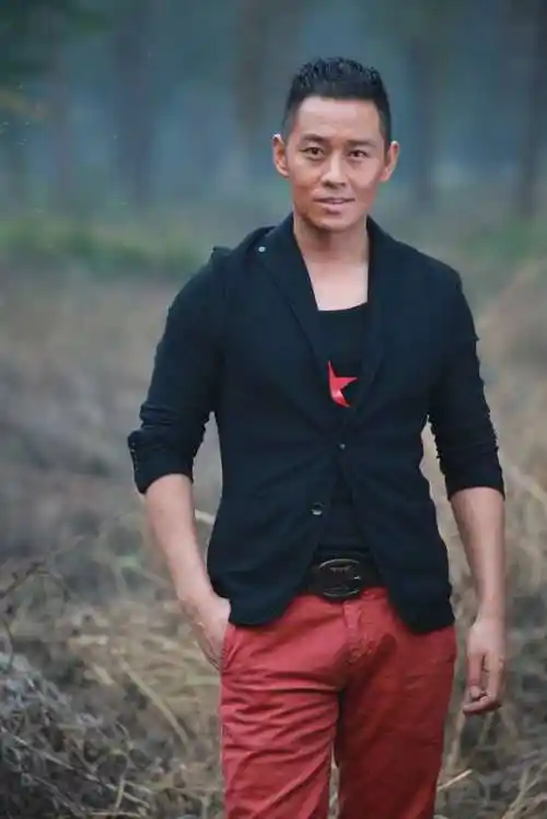 ">王小毅,本名王毅,1983年3月2日出生于河南省郑州市,中国内地男演员