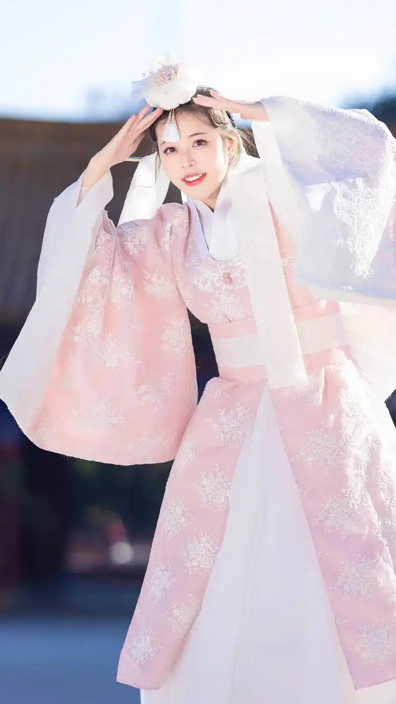 出外景被路人说是韩国人#中国朝鲜服 #朝鲜族写 - 抖音