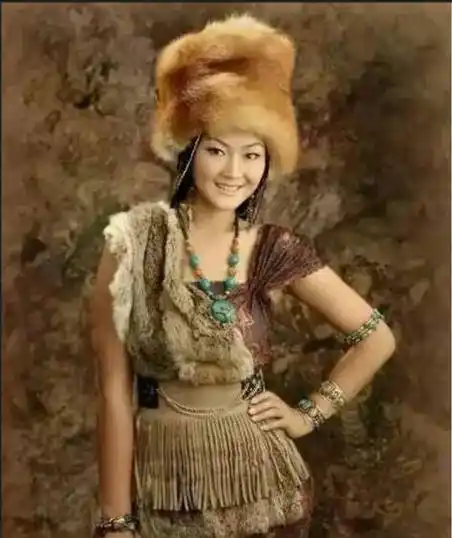 藏族歌手降央卓玛:从环卫工到明星,曾遭刀郎索赔25万,现状如何_小时候