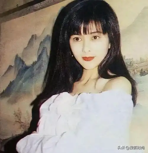 29岁的关之琳,出道第十年迎来了她的颜值巅峰,褪去少女的青涩,出落了