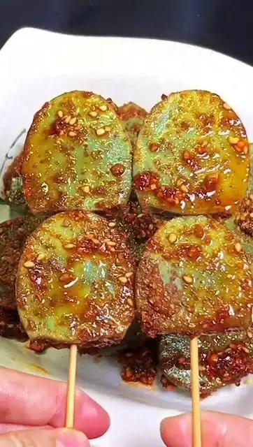 鸡蛋加它蒸完变绿了,这样做的实蛋烧烤美味,看着就流口水