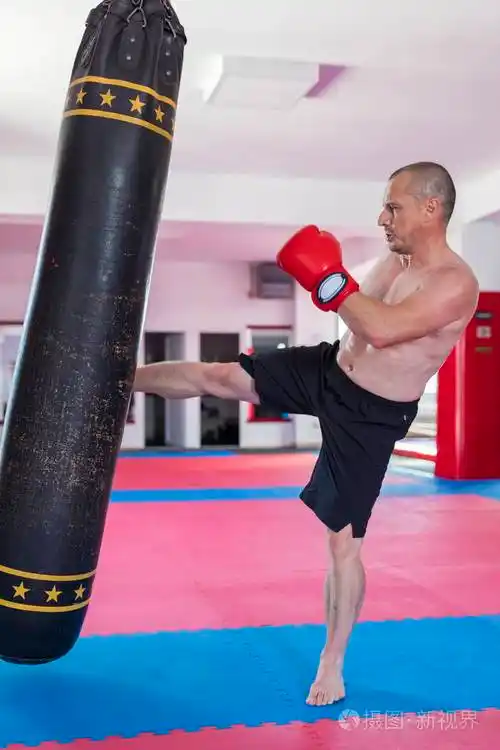 泰拳拳手在体育馆里击打沉重的袋子