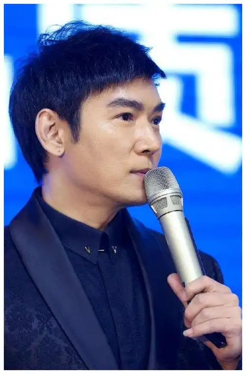 50岁焦恩俊人海中挤高铁却没有座位蹲坐一旁超接地气