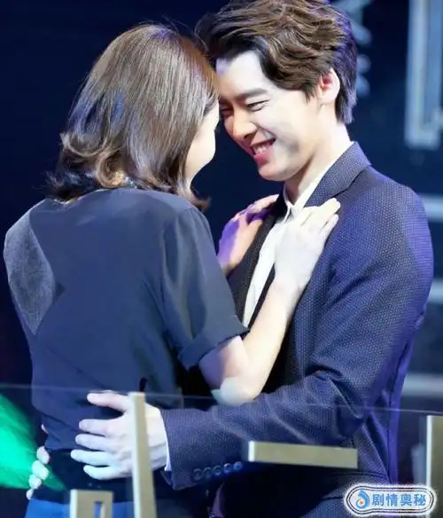 有一种自带"兄弟滤镜"叫李易峰,除了杨幂,和谁合照都像是兄弟