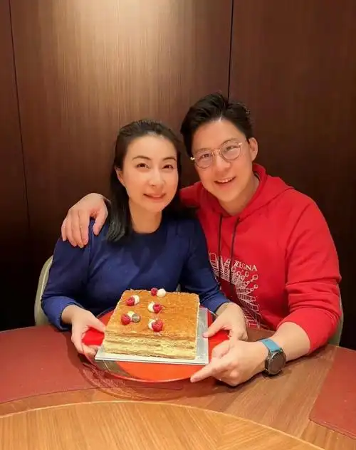 郭妈妈今天生日也是郭晶晶结婚纪念日,由此可见,11月13号是多么有意义